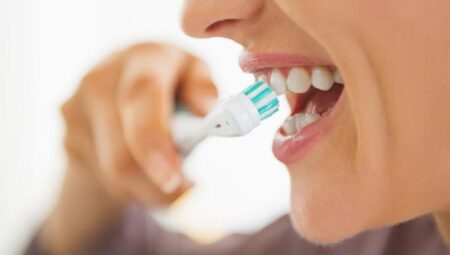 Bilmeden yapıyoruz! Ağızdan nefes almak dişleri bitiriyor, küçükken büyütüyor