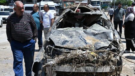 Bir kent kabusu yaşadı! Sel 8 aracı yuttu, hepsi hurdaya döndü