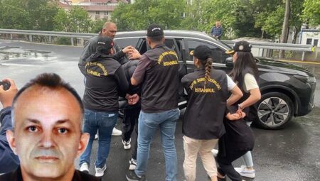 Boşandığı eşinin sevgilisini bıcaklayarak öldürdü