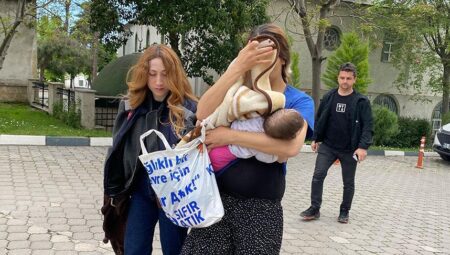 Bu sefer kaçamadı! Kucağında bebeğiyle yakalandı
