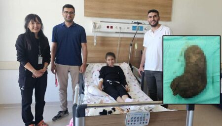 Bulantı ve iştahsızlık şikayetiyle gitti! 9 yaşındaki kızın midesinden çıkanlar şaşkına çevirdi