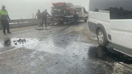 Bursa’da emekçi servis minibüsü ile araba çarpıştı: 2’si ağır, 12 yaralı