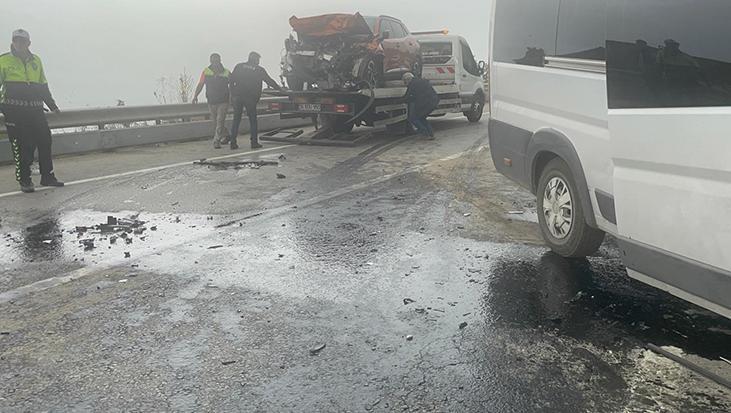 Bursa’da emekçi servis minibüsü ile araba çarpıştı: 2’si ağır, 12 yaralı