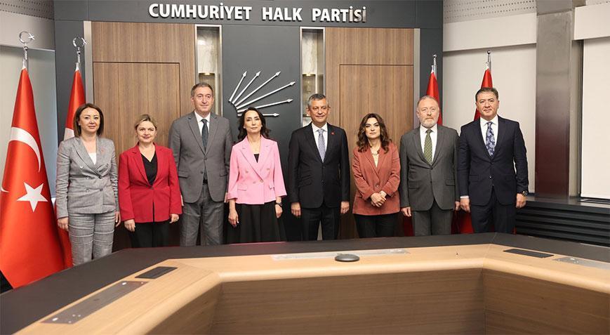CHP Genel Başkanı Özel DEM Parti heyeti ile bir ortaya geldi