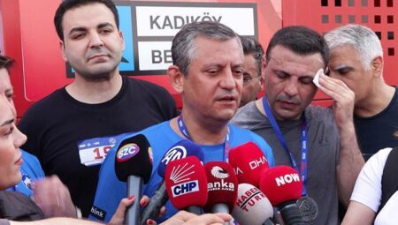 CHP lideri Özgür Özel Kadıköy’deki Halk Koşusu’na katıldı