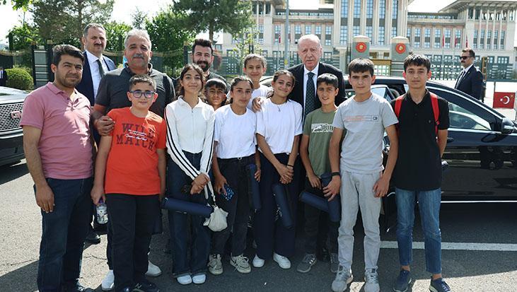 Cumhurbaşkanı Erdoğan, 15 Temmuz Şehitler Anıtı’nı ziyaret eden çocuklarla görüştü