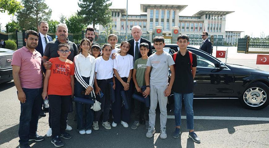 Cumhurbaşkanı Erdoğan Adıyamanlı çocuklarla bir ortaya geldi