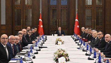 Cumhurbaşkanı Yardımcısı Yılmaz metal dalı temsilcileriyle bir ortaya geldi