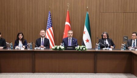 Dışişleri Bakanı Hakan Fidan, ABD’li ve Suriyeli mevkidaşlarıyla Antalya’da üçlü görüşme yaptı