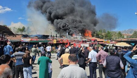 Erzincan’da sıralı dükkanların çatısında yangın