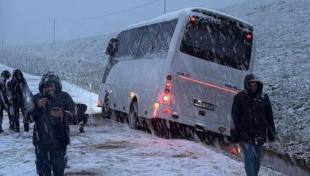 Erzurum’a kar yağdı! Trabzonspor taraftarlarını taşıyan otobüs yoldan çıktı