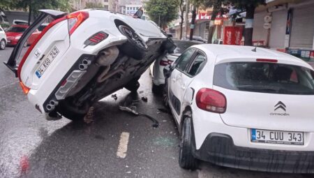 Esenyurt’ta feci kaza! Araba park halindeki aracın üzerine uçtu