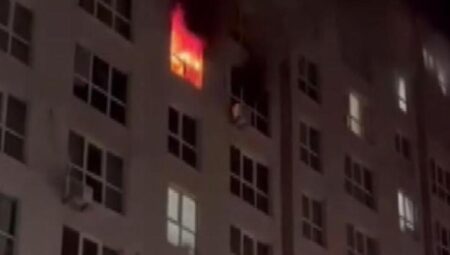 Esenyurt’ta sitede yangın! 8’inci kattan atlayan bayan hastaneye kaldırıldı