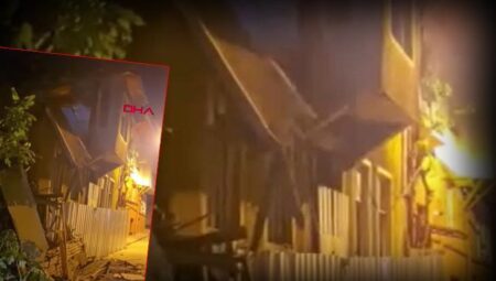 Fatih’te iki katlı metruk bina çöktü