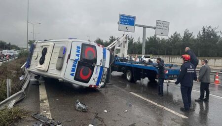 Gebe bayanı taşıyan hasta nakil ambulansı devrildi