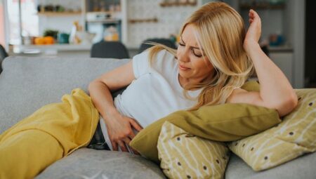 Her yaşın hastalığı! Kabızlığa karşı en tesirli silah: Su, lif ve hareket