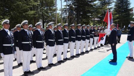 İçişleri Bakanı Yerlikaya Polis Akademisi öğrencileri ile bir ortaya geldi