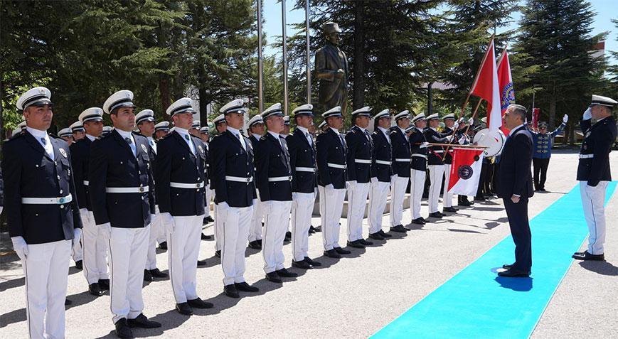 İçişleri Bakanı Yerlikaya Polis Akademisi öğrencileri ile bir ortaya geldi