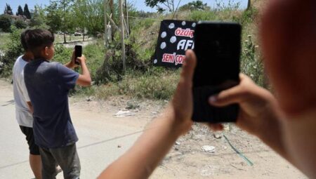 İlçede gizemli afiş! ‘Kesinlikle bunu yapan kişi eşini çok üzmüş’