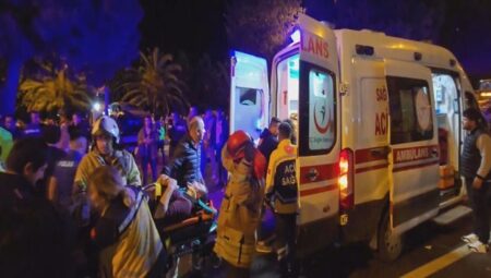 İstanbul Kartal’da feci kaza! Araba ağaçları devirip karşıt tarafa geçti: 5 yaralı