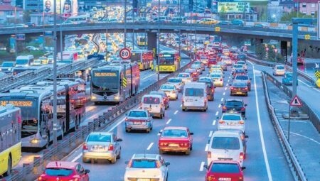 İstanbul’da yollarda kaybedilen vakit ömür tüketiyor: Trafik 1 yılda 105 saat yedi