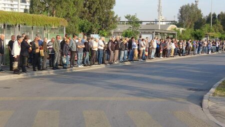 İzmir’de 23 bin emekçi greve çıktı! Otobüs duraklarında metrelerce kuyruk oluştu