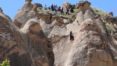 Kapadokya’da panik anları! Turistler kayalıklara indirildi