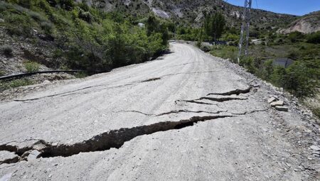 Kentte büyük panik! Yollar ikiye ayrıldı, konutlar yana yanlışsız eğildi