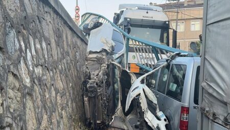 Kocaeli’de fecî kaza! Araba istinat duvarından düştü asılı kaldı