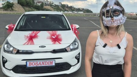 Kocasından boşandı maske takıp ‘özgürlük turu’ attı