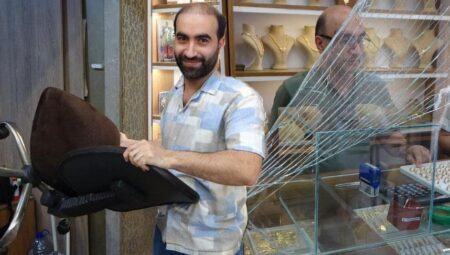 Kuyumcuyu soymaya kalktı… Çalışan sandalye fırlattı