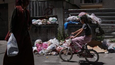 Maaşları eksik yatan belediye personelleri iş bıraktı! İzmir’de sokaklarda çöp yığınları oluştu