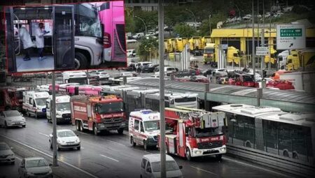 Metrobüs kazasında yaralan 56 kişi tahliye edildi