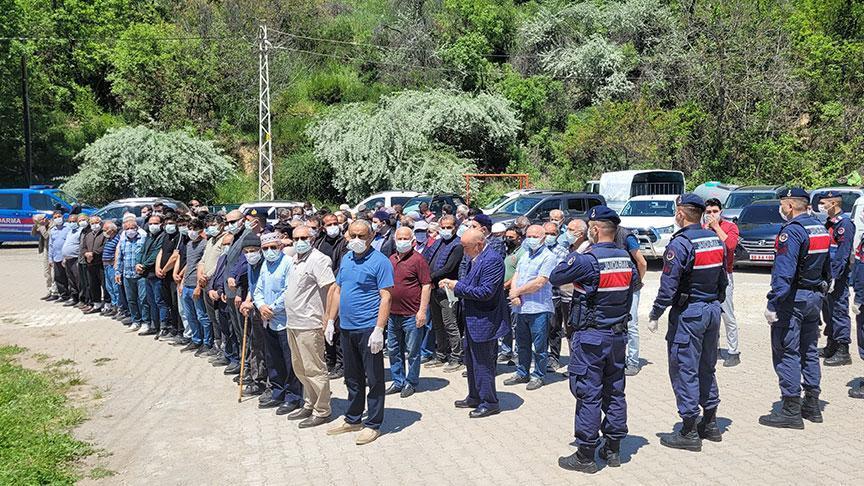 Minik bebeğin mevti sonrası köy diken üstünde! Cenazeye katılan herkes maske taktı