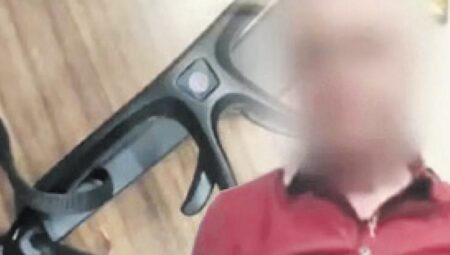 Özel gözlükle bayanlara tuzak