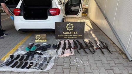 Polis memurunun aracında 9 kaleşnikof ve 5 tabanca ele geçirildi