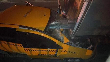 Sakarya’da feci kaza! Taksi demir yüklü kamyonete çarptı, sürücü hayatını kaybetti