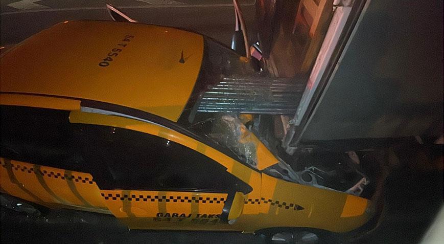 Sakarya’da feci kaza! Taksi demir yüklü kamyonete çarptı, sürücü hayatını kaybetti
