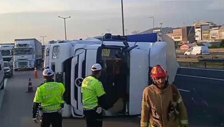 TEM Otoyolu’nda TIR devrildi, trafikte yoğunluk oluştu