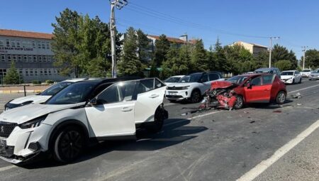 Uşak’ta feci kaza! 4 aracın birbirine girdiği zincirleme kazada 7 kişi yaralı