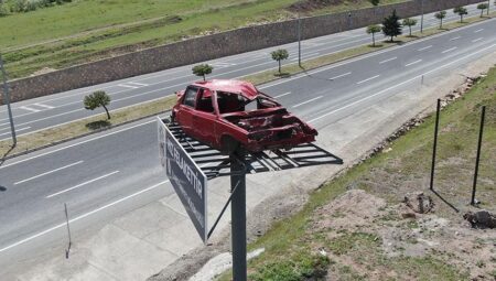 Yer: Elazığ! Yol kenarındaki kazalı araç, şoförleri yavaşlattı