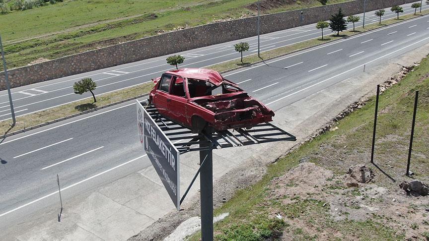 Yer: Elazığ! Yol kenarındaki kazalı araç, şoförleri yavaşlattı