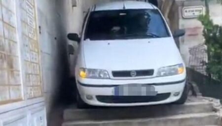 Yer: İstanbul! Arabasıyla merdivenlerden inmeye çalıştı
