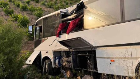 Yolcu otobüsü ile tıp midibüsü çarpıştı! Çok sayıda yaralılar var