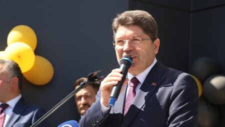 Adalet Bakanı Tunç, Kayseri’de öğrencilere karne dağıttı