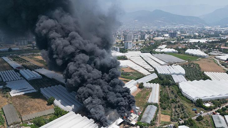 Antalya’da gökyüzünü siyah dumanlar kapladı! Yangına karşı vakitle yarış