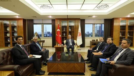 Bakan Bolat Pakistan’ın Ankara Büyükelçisi ile bir ortaya geldi