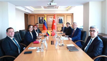 Bakan Bolat, Venezuelalı mevkidaşı Calderon ile bir ortaya geldi