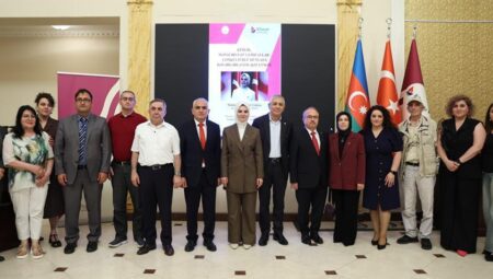Bakan Göktaş Bakü’de öğrencilerle bir ortaya geldi