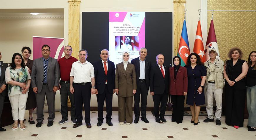Bakan Göktaş Bakü’de öğrencilerle bir ortaya geldi